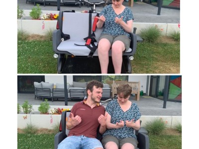 Sara fietst onder begeleiding mee met de Riksja tijdens de 24u van Bindkracht.